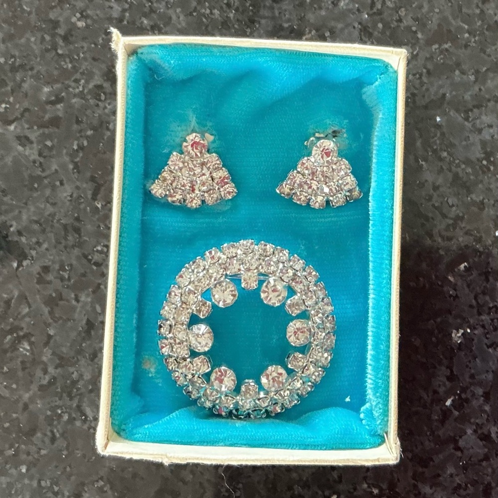 Vintage new in original box sparkling Jewelry Set